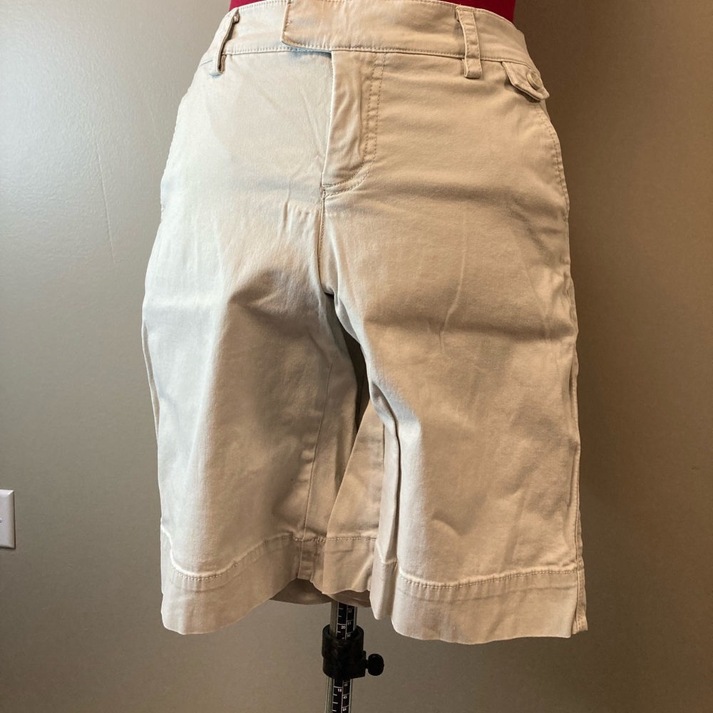 Dockers Mid Rise Curvy Women’s Cream Shorts Size 4